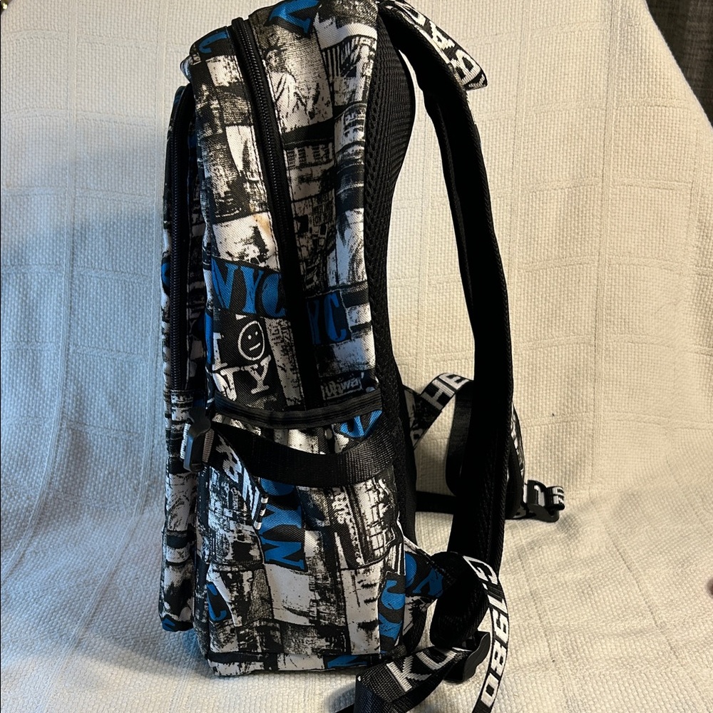 Kuchen and Bag Shark Backpack - Red, Black, Blue and White - Picture 5 of 8